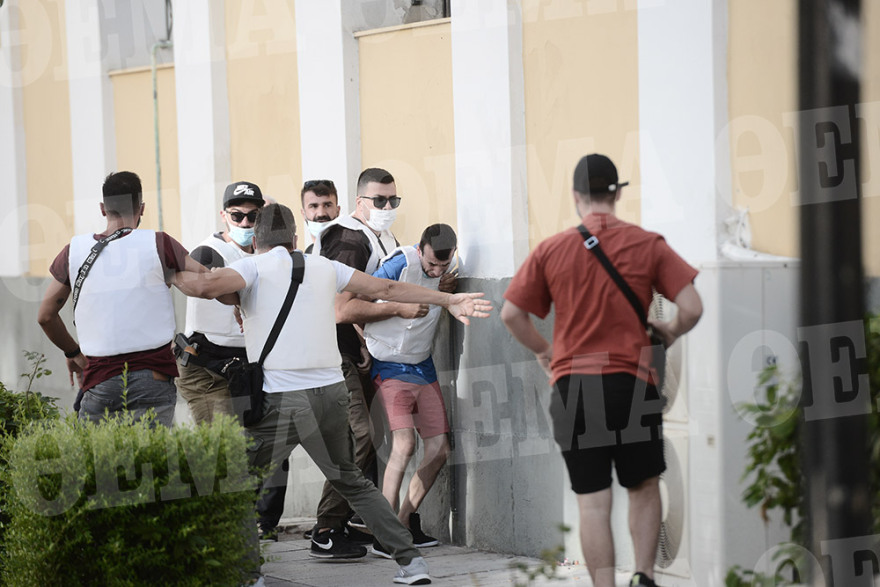 Δάφνη: Στον ανακριτή ο συζυγοκτόνος - Πήγαν να τον... λιντσάρουν συγγενείς της νεκρής