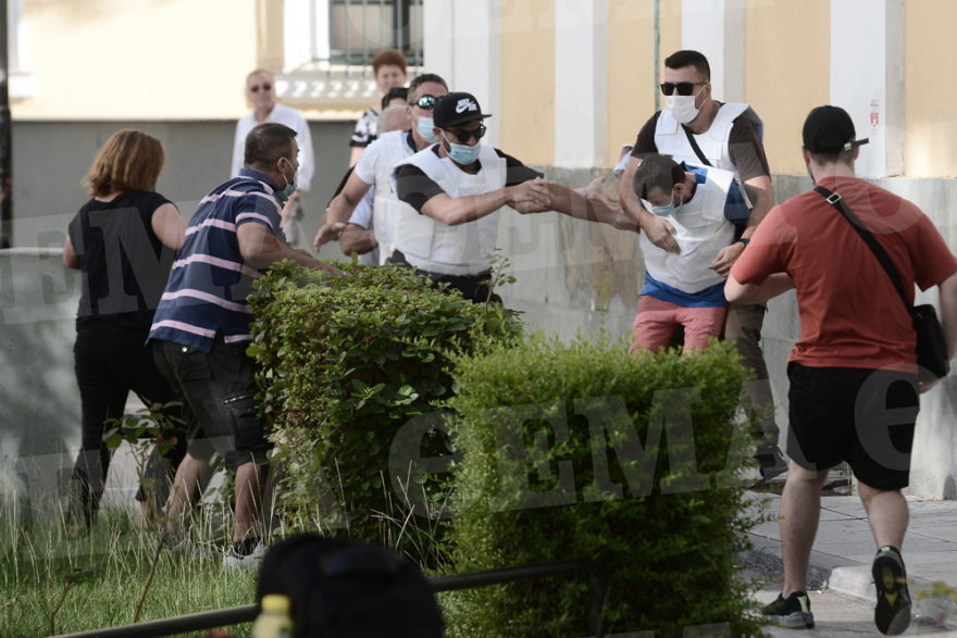 Δάφνη: Στον ανακριτή ο συζυγοκτόνος - Πήγαν να τον... λιντσάρουν συγγενείς της νεκρής