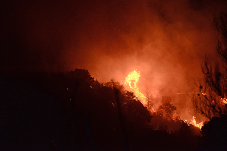 Φωτιά στη Βαρυμπόμπη: Δείτε βίντεο και φωτογραφίες από την πύρινη κόλαση
