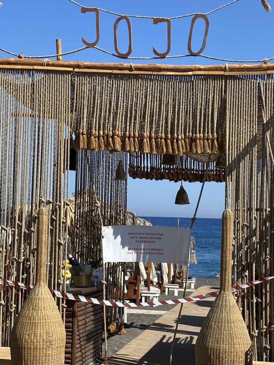 Λουκέτα λόγω μη έκδοσης αποδείξεων σε Πάρο, Σαντορίνη, Ίο