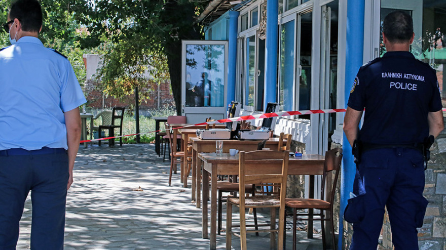 Συζυγοκτονία στη Λάρισα: «Βολές στον θώρακα και -πιθανόν- χαριστική βολή στο κεφάλι δέχτηκε η 43χρονη»