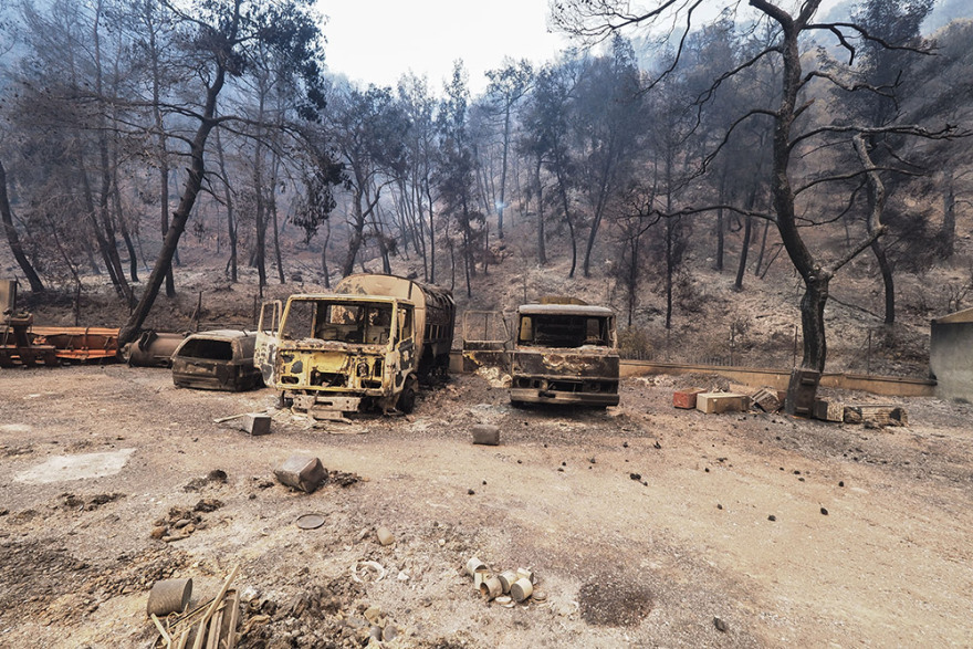 Φωτιά στην Εύβοια: Ανεξέλεγκτο το μέτωπο στις Ροβιές - Κάηκαν σπίτια - Απομάκρυναν κόσμο με πλοία