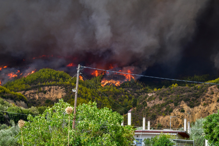 Νύχτα αγωνίας για την πύρινη λαίλαπα σε Αρχαία Ολυμπία, Βόρεια Εύβοια και Μεσσηνία 