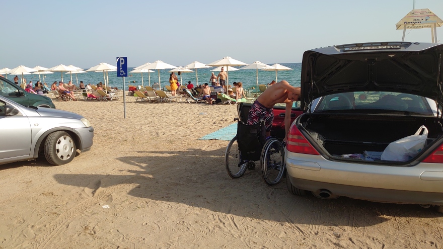 ΑμεΑ: Διευκολύνεται η πρόσβαση σε πλαζ για άτομα με κινητικά προβλήματα
