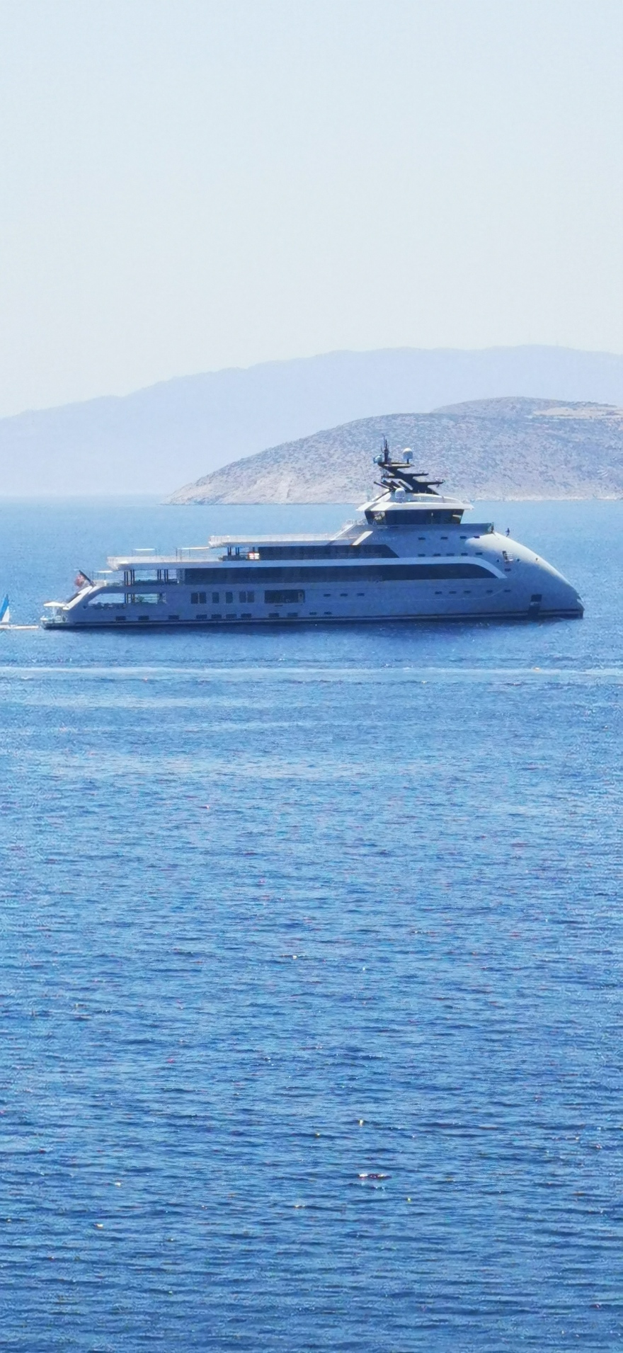 O Ισραηλινός μεγιστάνας Eyal Ofer με το γιοτ των 200 εκατ. ευρώ στην Σχοινούσα - Δείτε φωτογραφίες