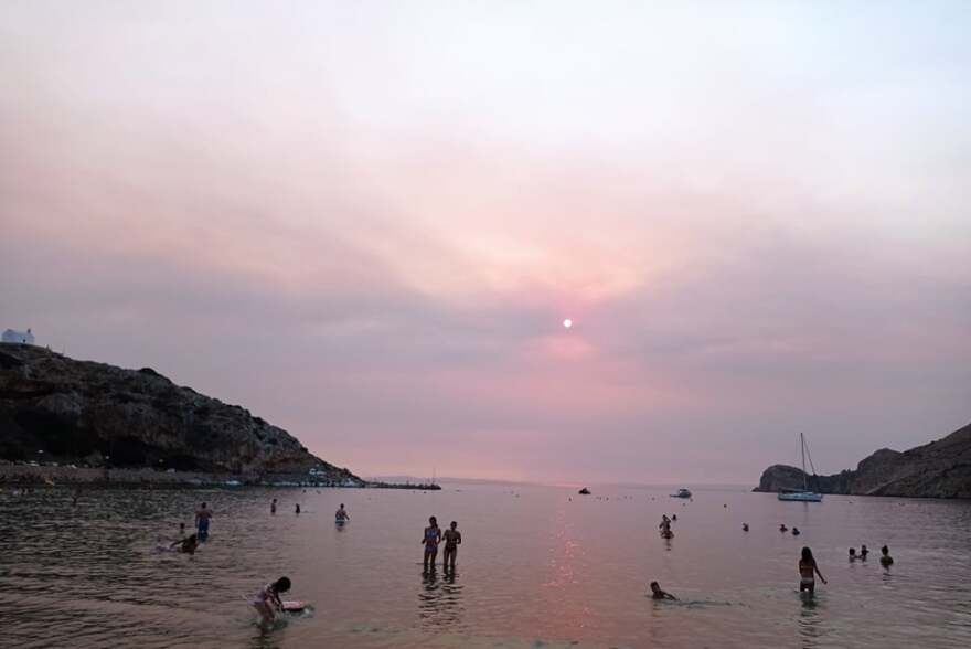 Στις Κυκλάδες ο καπνός από τις φωτιές σε Εύβοια και Αττική - Δείτε φωτογραφίες