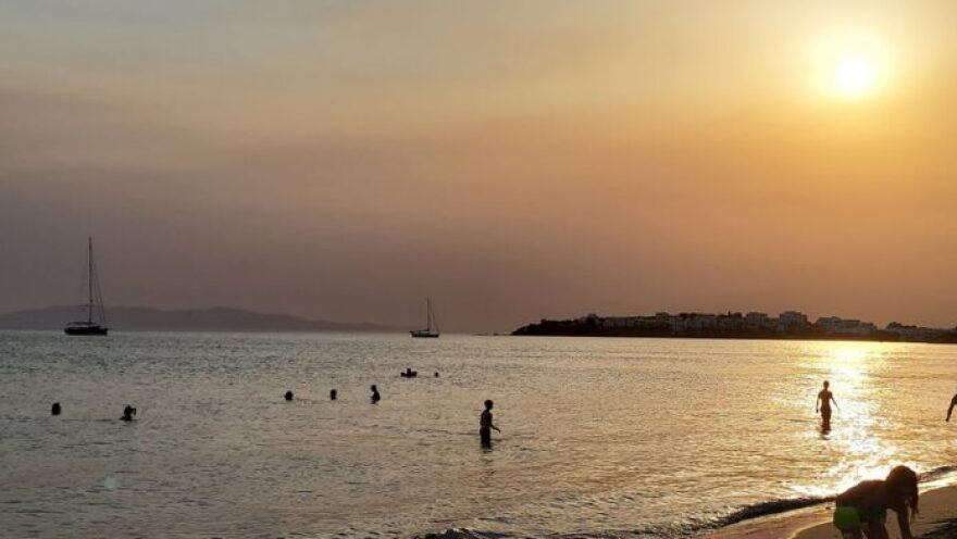 Στις Κυκλάδες ο καπνός από τις φωτιές σε Εύβοια και Αττική - Δείτε φωτογραφίες
