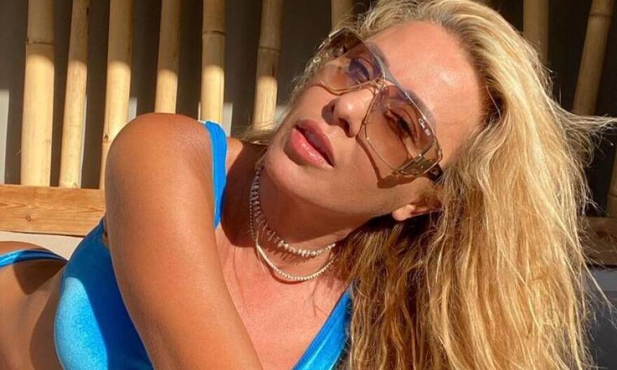 Γωγώ Μαστροκώστα: Έχει κορμί 20χρονης - Φωτογραφίες με κίτρινο μπικίνι