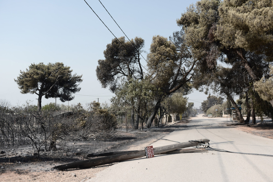 Φωτιά στη Βαρυμπόμπη: Αναζωπυρώσεις λόγω των ανέμων - Διάσπαρτες εστίες στην περιοχή, δεν υπάρχει ενιαίο μέτωπο