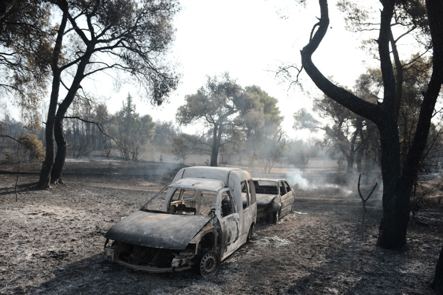 Φωτιά στη Βαρυμπόμπη: Αναζωπυρώσεις λόγω των ανέμων - Διάσπαρτες εστίες στην περιοχή, δεν υπάρχει ενιαίο μέτωπο