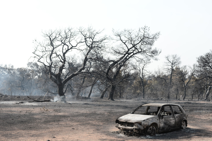 Φωτιά στη Βαρυμπόμπη: Αναζωπυρώσεις λόγω των ανέμων - Διάσπαρτες εστίες στην περιοχή, δεν υπάρχει ενιαίο μέτωπο