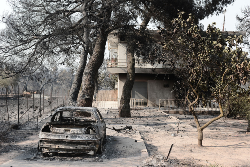 Φωτιά στη Βαρυμπόμπη: Αναζωπυρώσεις λόγω των ανέμων - Διάσπαρτες εστίες στην περιοχή, δεν υπάρχει ενιαίο μέτωπο