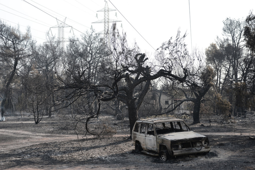 Φωτιά στη Βαρυμπόμπη: Αναζωπυρώσεις λόγω των ανέμων - Διάσπαρτες εστίες στην περιοχή, δεν υπάρχει ενιαίο μέτωπο