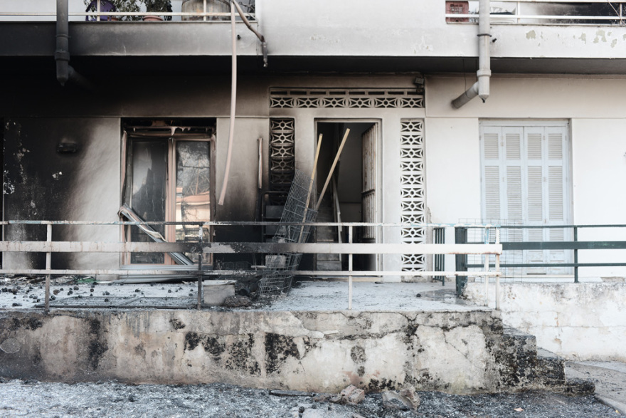 Φωτιά στη Βαρυμπόμπη: Αναζωπυρώσεις λόγω των ανέμων - Διάσπαρτες εστίες στην περιοχή, δεν υπάρχει ενιαίο μέτωπο