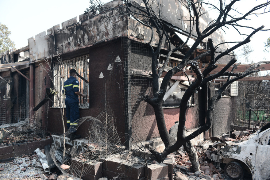 Φωτιά στη Βαρυμπόμπη: Αναζωπυρώσεις λόγω των ανέμων - Διάσπαρτες εστίες στην περιοχή, δεν υπάρχει ενιαίο μέτωπο