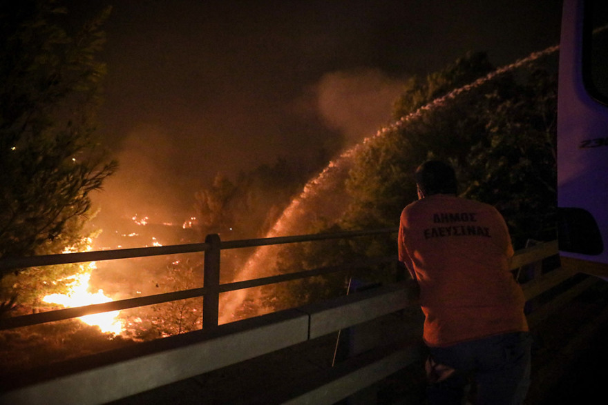 Φωτιά στη Βαρυμπόμπη: Ένα μέτωπο ενεργό - Κάηκαν 80 σπίτια - «Μάχη» από αέρος και γης για να οριοθετηθεί