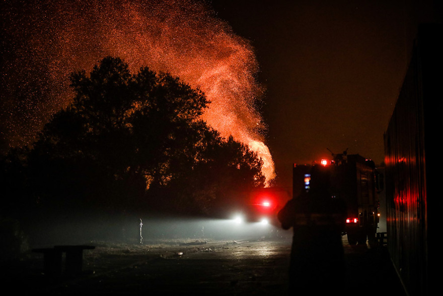 Φωτιά στη Βαρυμπόμπη: Ένα μέτωπο ενεργό - Κάηκαν 80 σπίτια - «Μάχη» από αέρος και γης για να οριοθετηθεί
