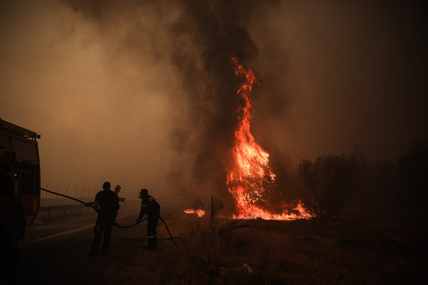 Φωτιά στη Βαρυμπόμπη: Ένα μέτωπο ενεργό - Κάηκαν 80 σπίτια - «Μάχη» από αέρος και γης για να οριοθετηθεί