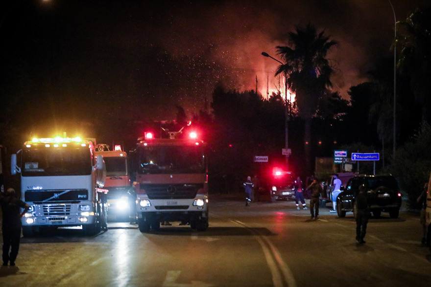 Φωτιά στη Βαρυμπόμπη: Ένα μέτωπο ενεργό - Κάηκαν 80 σπίτια - «Μάχη» από αέρος και γης για να οριοθετηθεί