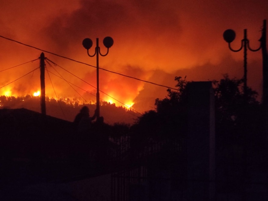 Φωτιά στην Εύβοια: Νυχτερινή επιχείρηση με πλωτά - Απεγκλωβίστηκαν κάτοικοι στην Αγία Άννα - Εκκενώθηκε και η Στροφυλιά (Δείτε βίντεο)