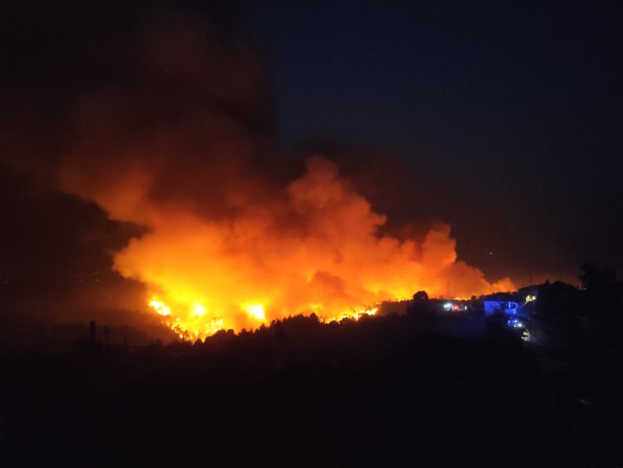 Φωτιά στην Εύβοια: Νυχτερινή επιχείρηση με πλωτά - Απεγκλωβίστηκαν κάτοικοι στην Αγία Άννα - Εκκενώθηκε και η Στροφυλιά (Δείτε βίντεο)