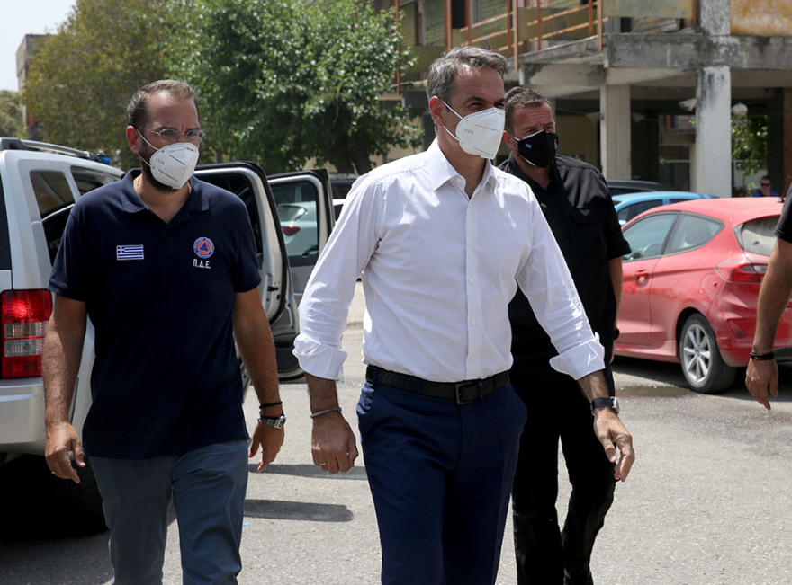 Στην Ηλεία ο πρωθυπουργός: Αυτοψία στις περιοχές που πλήττει η πυρκαγιά -  «Με οργανωμένες εκκενώσεις προστατεύουμε ζωές»