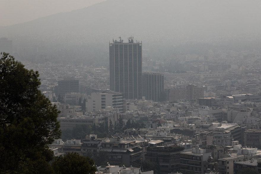 Καιρός: Εκρηκτικό κοκτέιλ καπνού και καύσωνα για τις επόμενες ημέρες - Τι πρέπει να προσέξετε