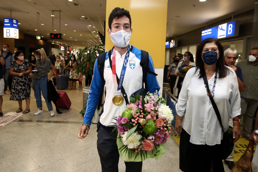 Ολυμπιακοί Αγώνες: Στην Αθήνα ο «χρυσός» Μίλτος Τεντόγλου - Δείτε βίντεο και φωτογραφίες