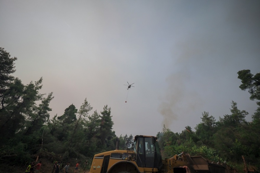 Φωτιά στην Εύβοια: Νυχτερινή επιχείρηση με πλωτά - Απεγκλωβίστηκαν κάτοικοι στην Αγία Άννα - Εκκενώθηκε και η Στροφυλιά (Δείτε βίντεο)