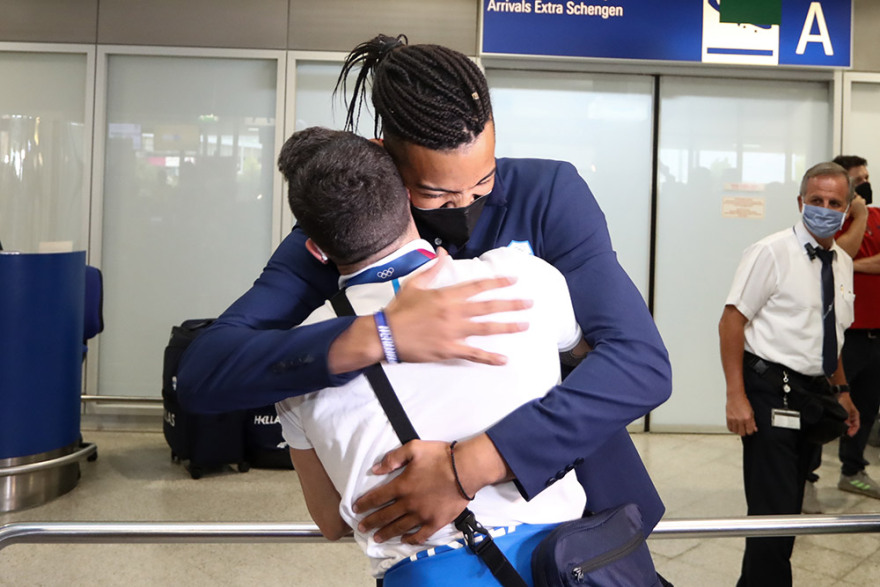 Ολυμπιακοί Αγώνες: Εντυπωσιακή υποδοχή σε Καραλή και Πετρούνια στο «Ελ. Βενιζέλος»