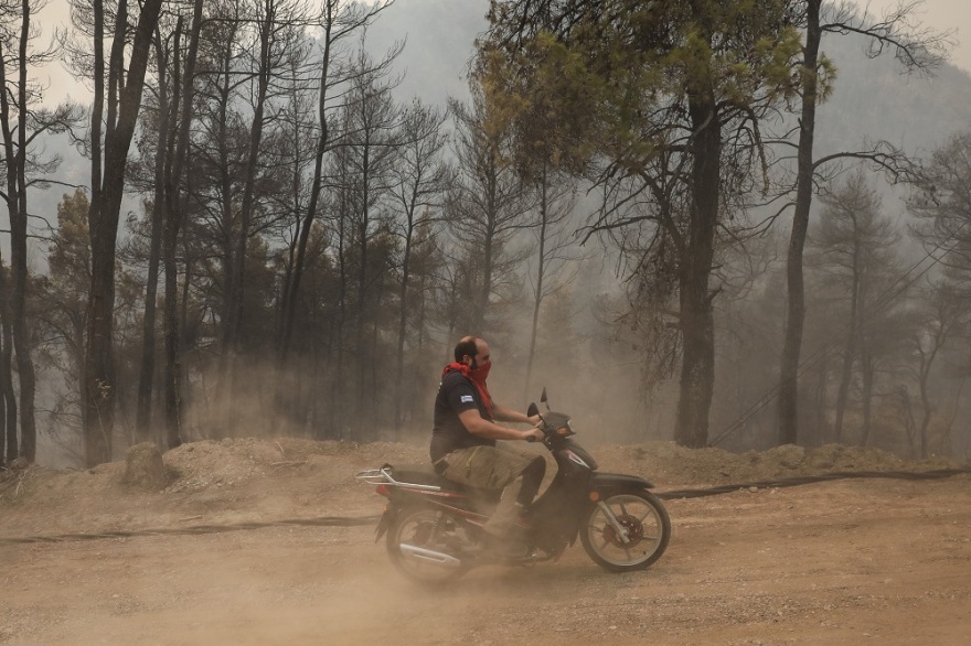 Φωτιά στην Εύβοια: Νυχτερινή επιχείρηση με πλωτά - Απεγκλωβίστηκαν κάτοικοι στην Αγία Άννα - Εκκενώθηκε και η Στροφυλιά (Δείτε βίντεο)