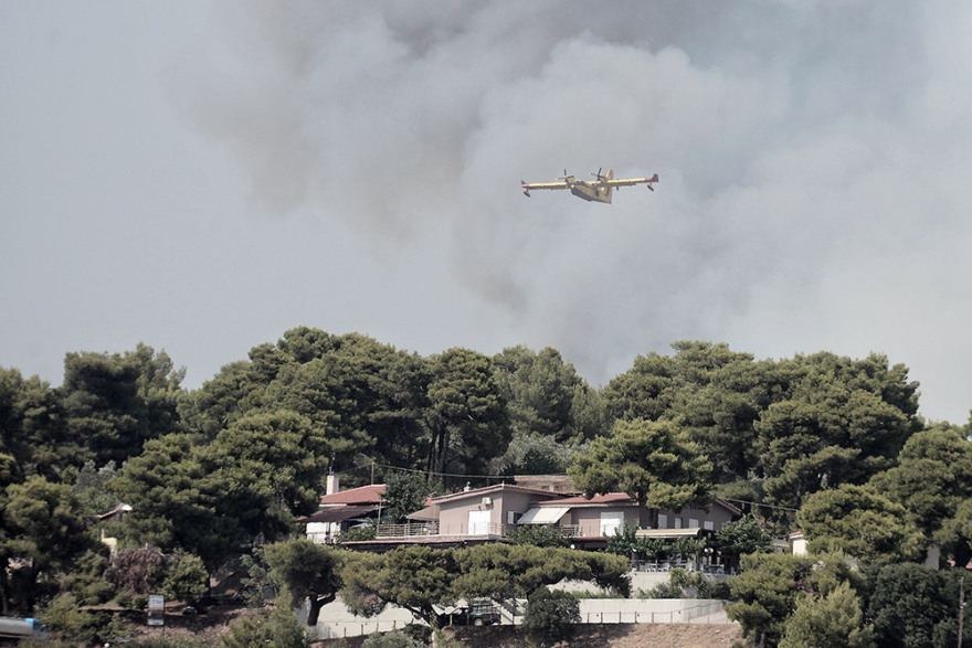 Φωτιά στη Βαρυμπόμπη: Οι φλόγες περικυκλώνουν σπίτια στο Κρυονέρι - Μήνυμα από το 112 - Εκκενώστε Κρυονέρι, Ιπποκράτειο Πολιτεία