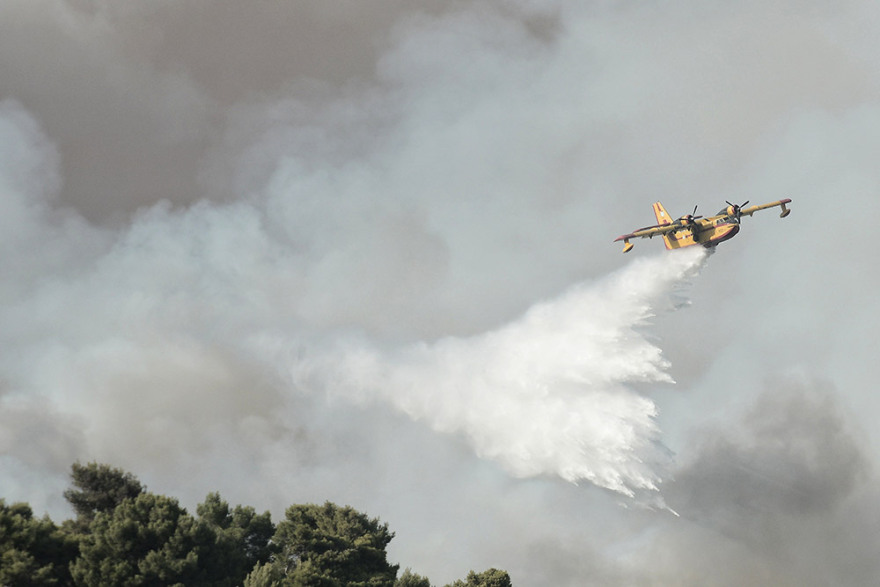 Φωτιά στη Βαρυμπόμπη: Οι φλόγες περικυκλώνουν σπίτια στο Κρυονέρι - Μήνυμα από το 112 - Εκκενώστε Κρυονέρι, Ιπποκράτειο Πολιτεία