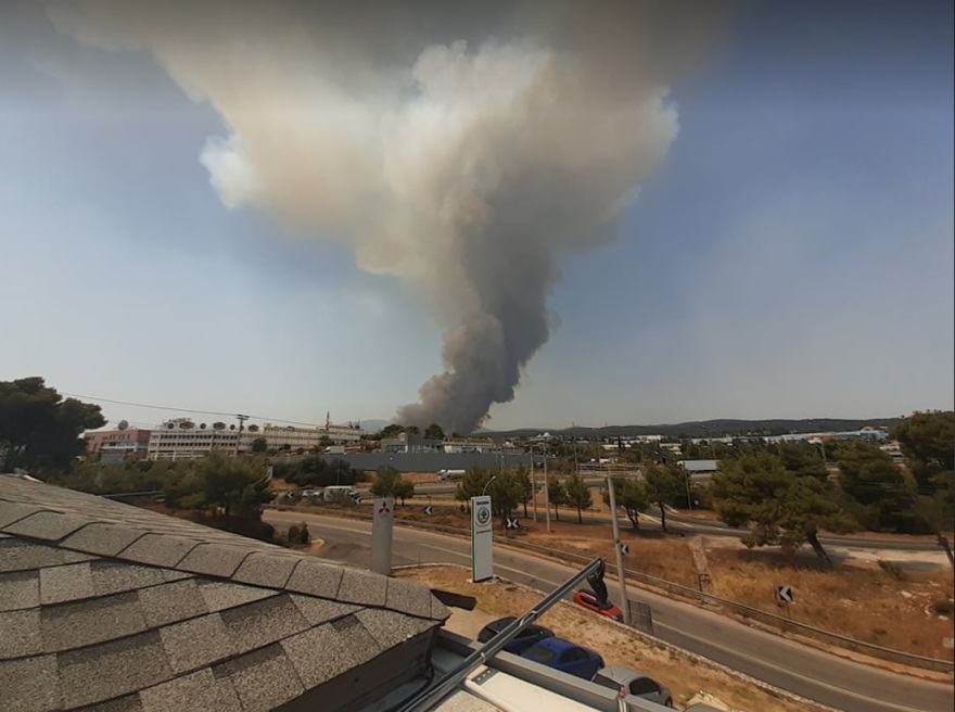 Φωτιά στη Βαρυμπόμπη: Οι φλόγες περικυκλώνουν σπίτια στο Κρυονέρι - Μήνυμα από το 112 - Εκκενώστε Κρυονέρι, Ιπποκράτειο Πολιτεία