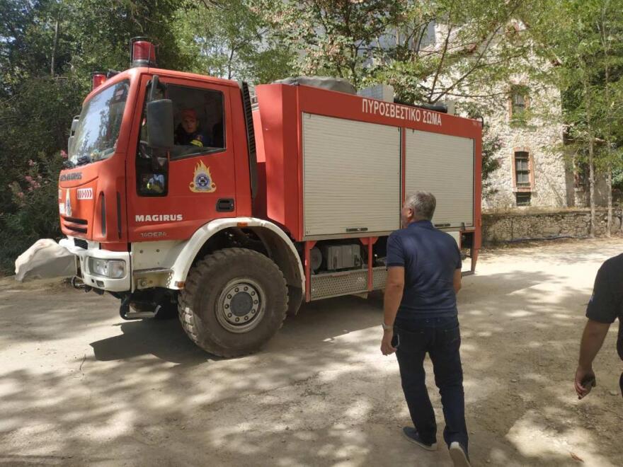 Τατόι: Στους βασιλικούς τάφους έφθασε η φωτιά, μάχη για σωθούν τα κοντέινερς με τα πολύτιμα αντικείμενα - Δείτε βίντεο και φωτογραφίες