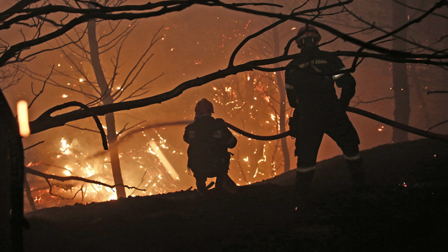 Νύχτα αγωνίας για τις φωτιές στην Αττική -  Εκκενώνονται Καπανδρίτι, Πολυδένδρι, Πευκόφυτο, Βόθωνας και οικισμός Ποντίων
