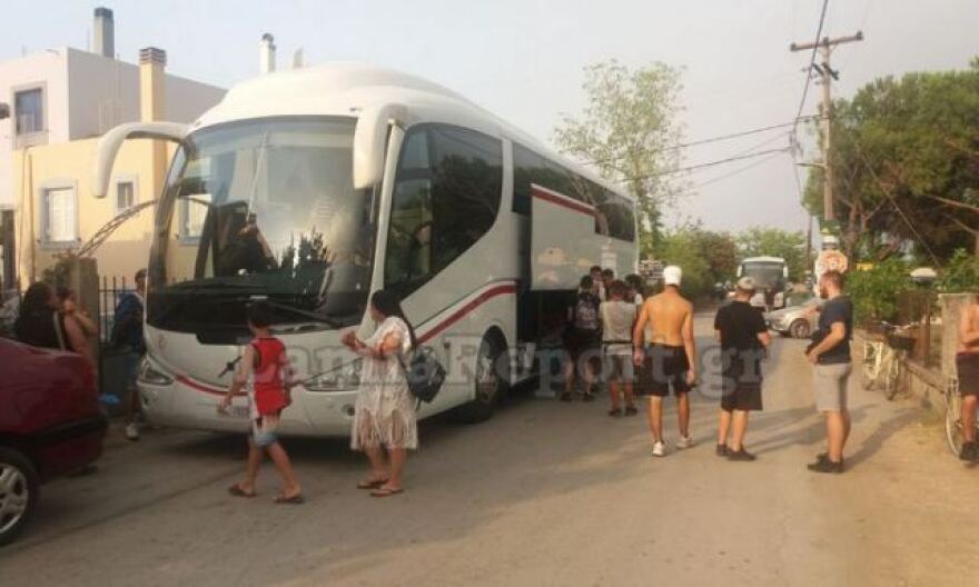 Φωτιά στην Εύβοια: Νυχτερινή επιχείρηση με πλωτά - Απεγκλωβίστηκαν κάτοικοι στην Αγία Άννα - Εκκενώθηκε και η Στροφυλιά (Δείτε βίντεο)