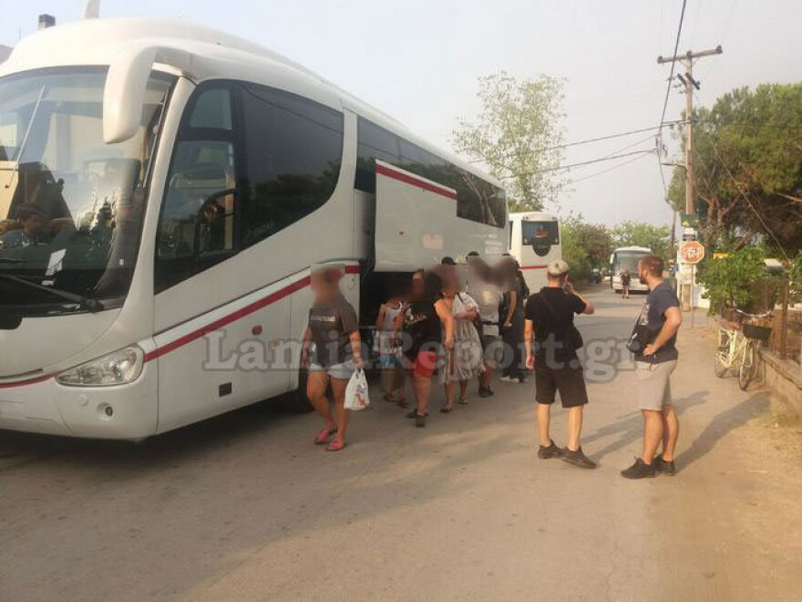 Φωτιά στην Εύβοια: Νυχτερινή επιχείρηση με πλωτά - Απεγκλωβίστηκαν κάτοικοι στην Αγία Άννα - Εκκενώθηκε και η Στροφυλιά (Δείτε βίντεο)