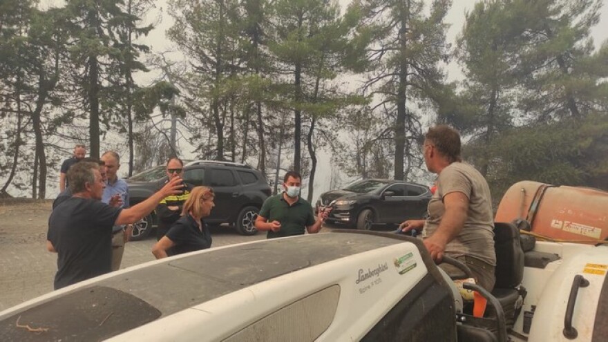 Φωτιά στην Εύβοια: Νυχτερινή επιχείρηση με πλωτά - Απεγκλωβίστηκαν κάτοικοι στην Αγία Άννα - Εκκενώθηκε και η Στροφυλιά (Δείτε βίντεο)