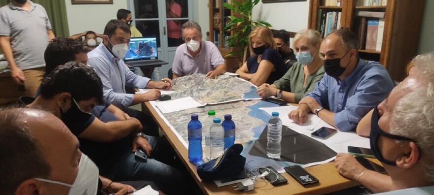 Φωτιά στην Εύβοια: Νυχτερινή επιχείρηση με πλωτά - Απεγκλωβίστηκαν κάτοικοι στην Αγία Άννα - Εκκενώθηκε και η Στροφυλιά (Δείτε βίντεο)