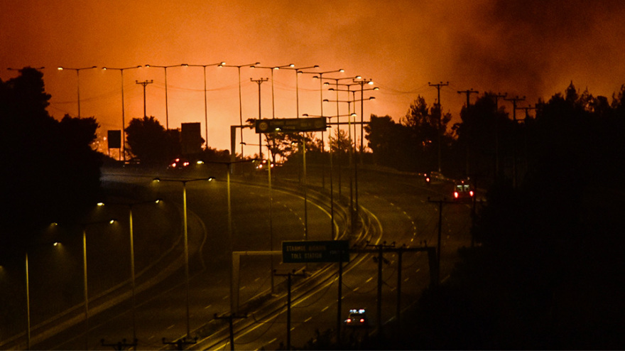 Νύχτα αγωνίας για τις φωτιές στην Αττική -  Εκκενώνονται Καπανδρίτι, Πολυδένδρι, Πευκόφυτο, Βόθωνας και οικισμός Ποντίων