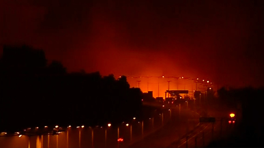 Νύχτα αγωνίας για τις φωτιές στην Αττική -  Εκκενώνονται Καπανδρίτι, Πολυδένδρι, Πευκόφυτο, Βόθωνας και οικισμός Ποντίων