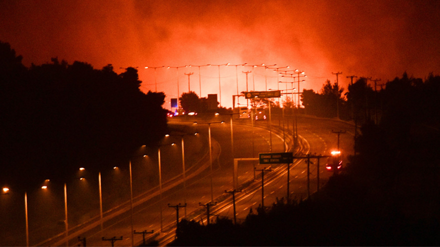 Νύχτα αγωνίας για τις φωτιές στην Αττική -  Εκκενώνονται Καπανδρίτι, Πολυδένδρι, Πευκόφυτο, Βόθωνας και οικισμός Ποντίων
