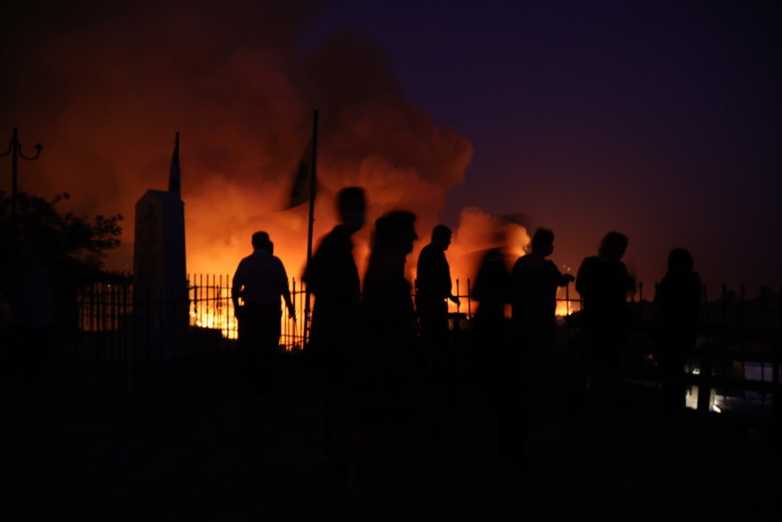 Φωτιά στην Εύβοια: Νυχτερινή επιχείρηση με πλωτά - Απεγκλωβίστηκαν κάτοικοι στην Αγία Άννα - Εκκενώθηκε και η Στροφυλιά (Δείτε βίντεο)