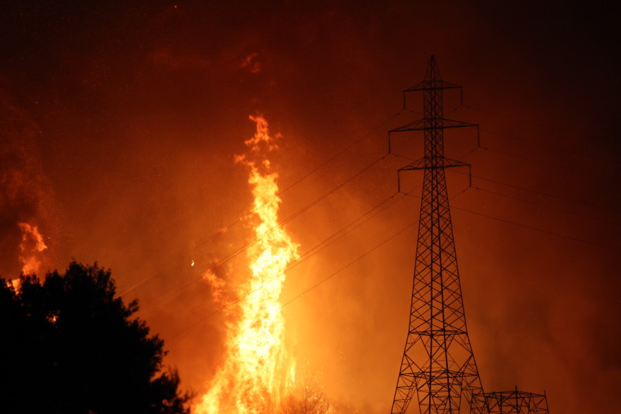 Φωτιά στην Εύβοια: Νυχτερινή επιχείρηση με πλωτά - Απεγκλωβίστηκαν κάτοικοι στην Αγία Άννα - Εκκενώθηκε και η Στροφυλιά (Δείτε βίντεο)