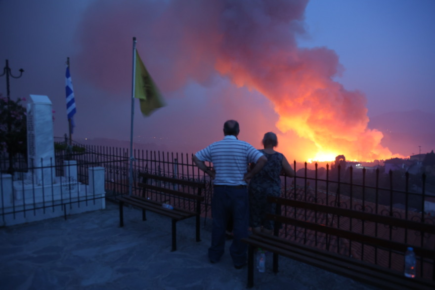 Φωτιά στην Εύβοια: Νυχτερινή επιχείρηση με πλωτά - Απεγκλωβίστηκαν κάτοικοι στην Αγία Άννα - Εκκενώθηκε και η Στροφυλιά (Δείτε βίντεο)