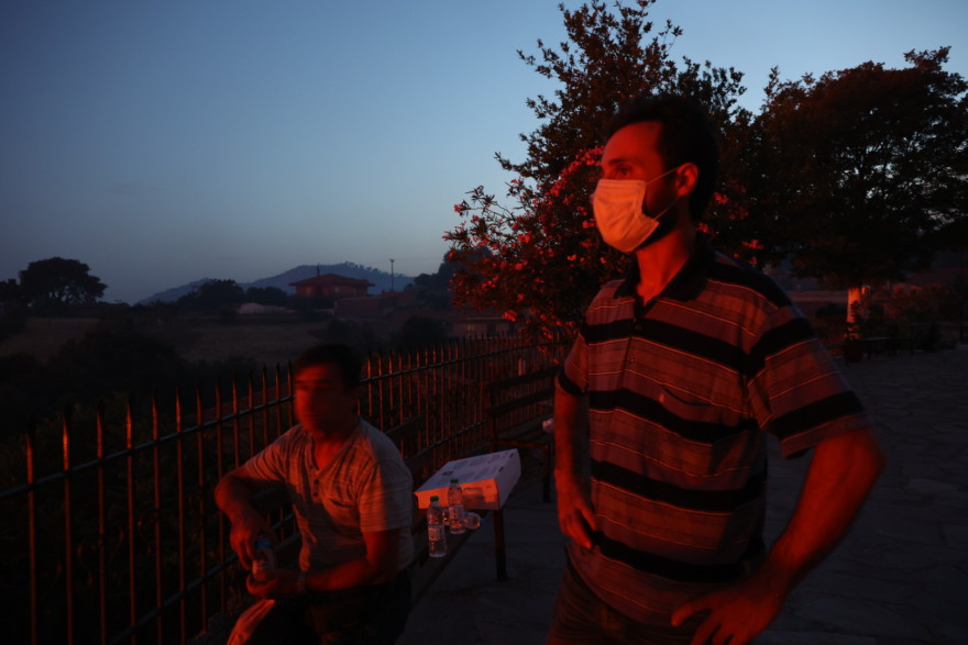 Φωτιά στην Εύβοια: Νυχτερινή επιχείρηση με πλωτά - Απεγκλωβίστηκαν κάτοικοι στην Αγία Άννα - Εκκενώθηκε και η Στροφυλιά (Δείτε βίντεο)