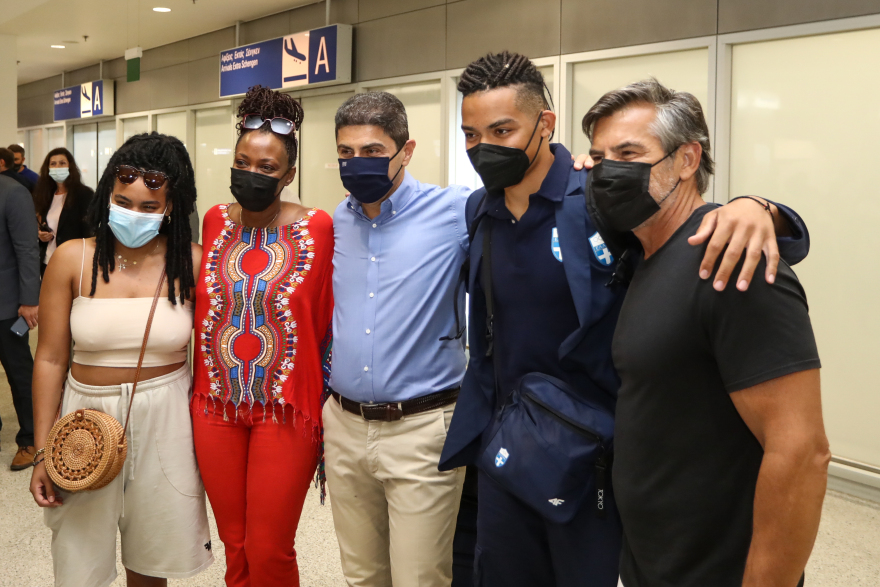 Ολυμπιακοί Αγώνες: Εντυπωσιακή υποδοχή σε Καραλή και Πετρούνια στο «Ελ. Βενιζέλος»