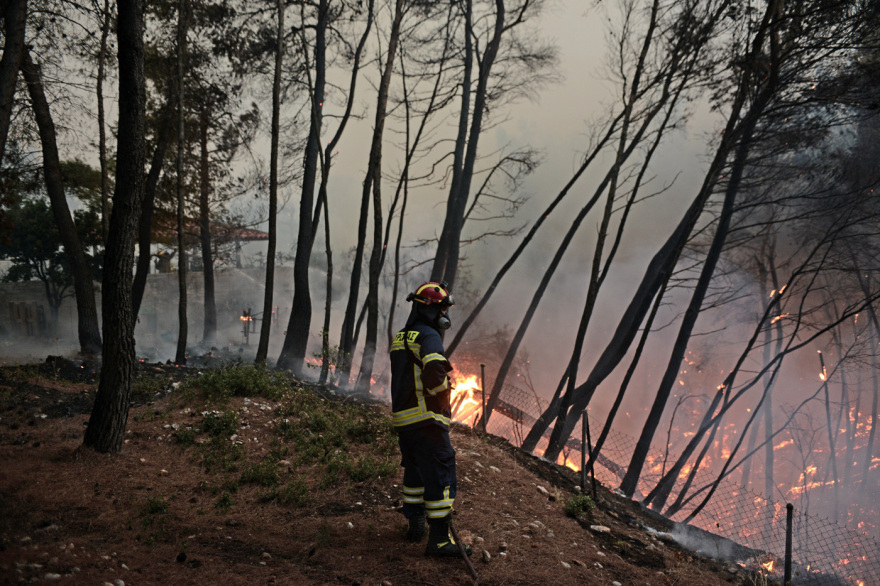 Νύχτα αγωνίας για τις φωτιές στην Αττική -  Εκκενώνονται Καπανδρίτι, Πολυδένδρι, Πευκόφυτο, Βόθωνας και οικισμός Ποντίων