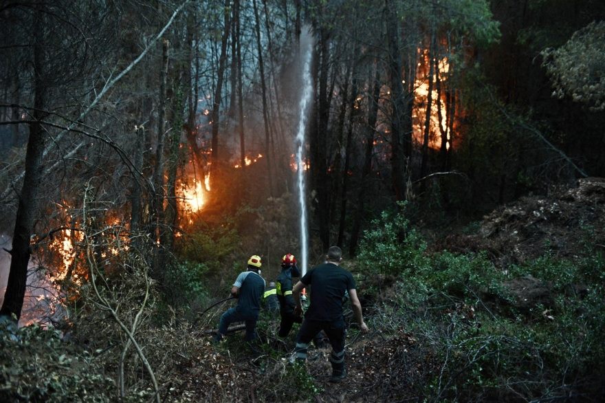 Νύχτα αγωνίας για τις φωτιές στην Αττική -  Εκκενώνονται Καπανδρίτι, Πολυδένδρι, Πευκόφυτο, Βόθωνας και οικισμός Ποντίων